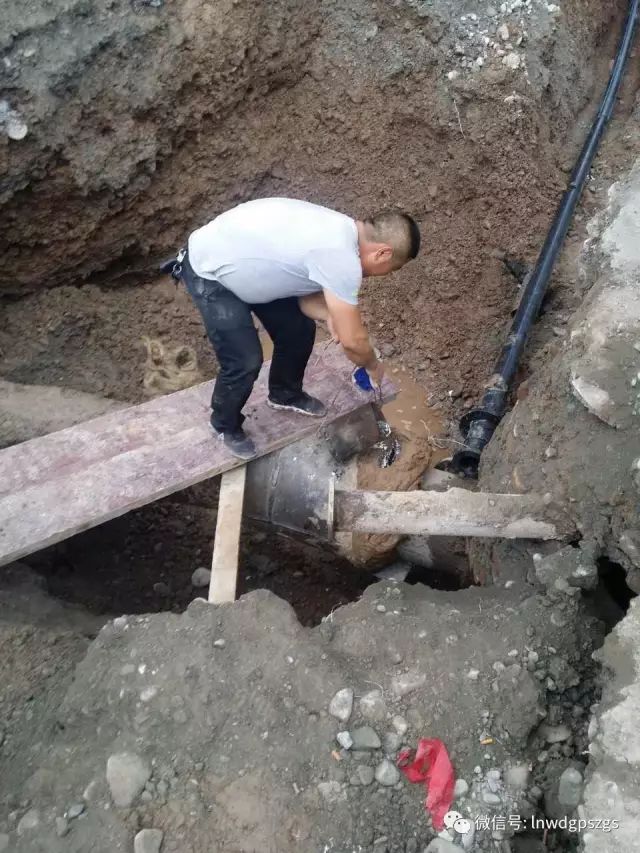 旧北峪河桥西供水管网抢修