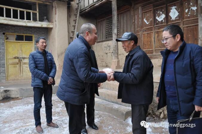 区供排水总公司深入鱼龙镇王家沟村慰问困难群众