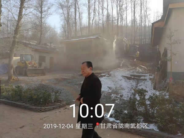 鱼龙镇王家沟村开展全域无垃圾集中治理及拆危治乱扫尾工作