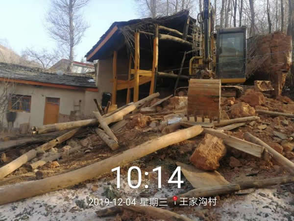 鱼龙镇王家沟村开展全域无垃圾集中治理及拆危治乱扫尾工作