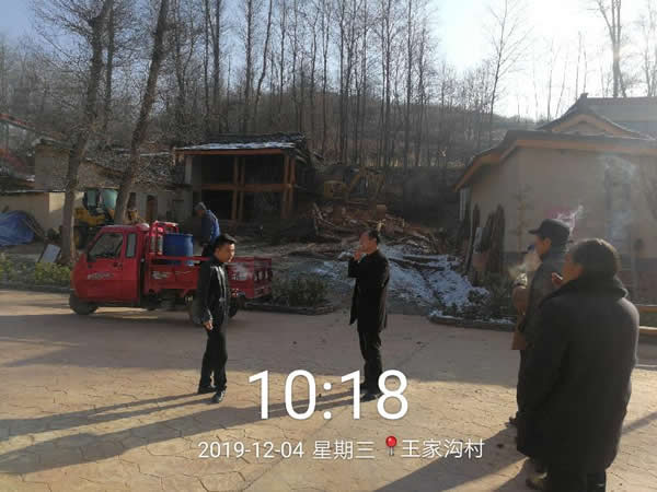 鱼龙镇王家沟村开展全域无垃圾集中治理及拆危治乱扫尾工作