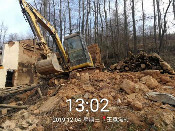 鱼龙镇王家沟村开展全域无垃圾集中治理及拆危治乱扫尾工作
