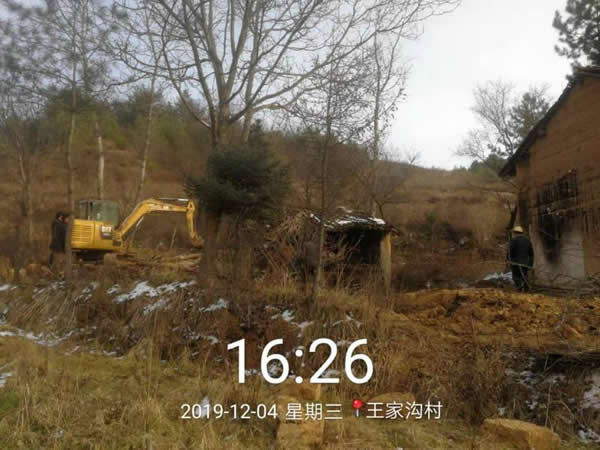鱼龙镇王家沟村开展全域无垃圾集中治理及拆危治乱扫尾工作