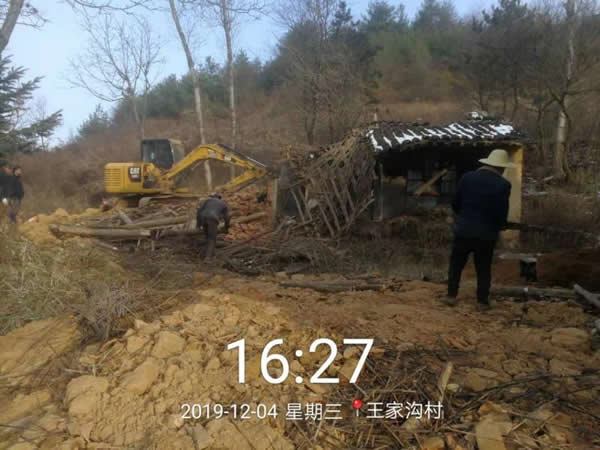 鱼龙镇王家沟村开展全域无垃圾集中治理及拆危治乱扫尾工作